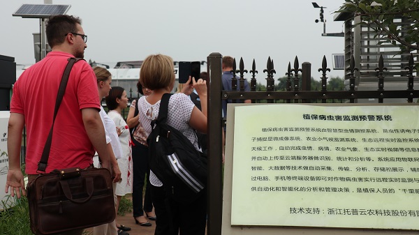 研修班一行來到由好色视频下载链接與蕭山農科所聯合搭建的現代農業產業園進行考察 研修班一行來到由好色视频下载链接與蕭山農科所聯合搭建的現代農業產業園進行考察