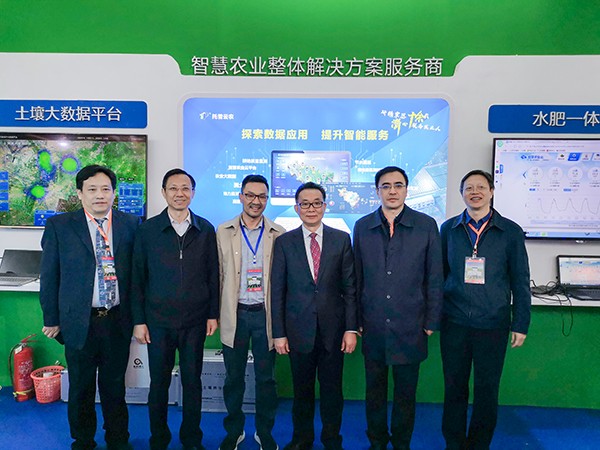 領導一行蒞臨好色视频下载链接展位 領導一行蒞臨好色视频下载链接展位