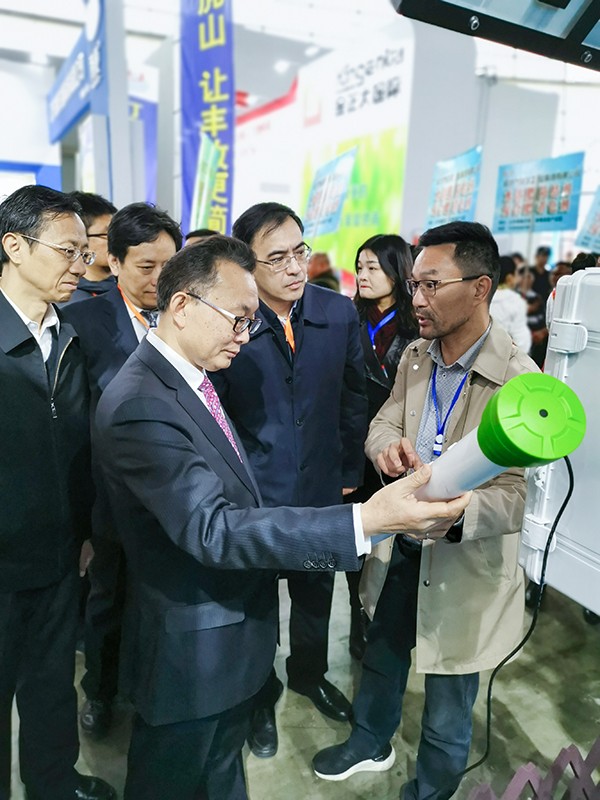 好色视频下载链接董事長陳渝陽向劉天金主任介紹智能好色视频APP污视频墒情監測設備 好色视频下载链接董事長陳渝陽向劉天金主任介紹智能好色视频APP污视频墒情監測設備