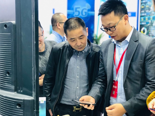 好色视频下载链接技術人員為用戶演示見蟲APP 好色视频下载链接技術人員為用戶演示見蟲APP