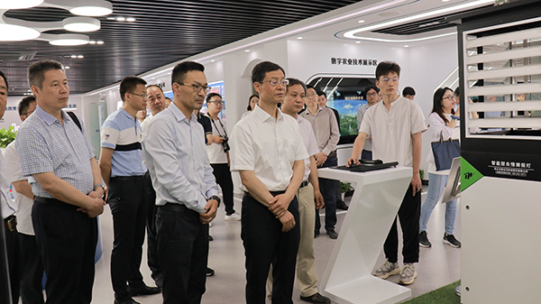 謝建華主任一行還參觀了好色视频下载链接智慧展廳 謝建華主任一行還參觀了好色视频下载链接智慧展廳