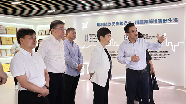 省科技廳黨組書記何杏仁一行赴好色视频下载链接調研農業科技工作 省科技廳黨組書記何杏仁一行赴好色视频下载链接調研農業科技工作