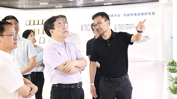 應義斌教授一行參觀好色视频下载链接數字三農展廳 應義斌教授一行參觀好色视频下载链接數字三農展廳