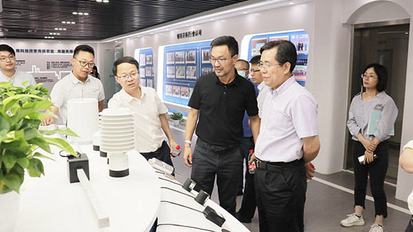 應義斌教授一行參觀好色视频下载链接數字三農展廳 應義斌教授一行參觀好色视频下载链接數字三農展廳